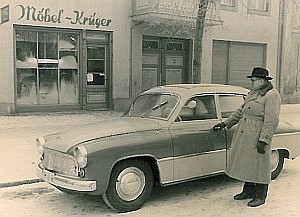 Waldemar Krüger vor seinem Geschäft Lindenstraße 64, ca. 1953